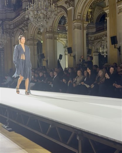 Mandy Sekiguchi on Instagram: "Yohji Yamamoto 2026 Spring-Summer Collection 凄まじいコレクション数。 その全てのコレクションピースたちが「俺を見ろ！」と胸ぐらを掴んで離さない。 こんなことを書いてはいけないと思うが、途中から洋服のディティールなど、もうどうでも良くなっている。 ただただ耀司さんの生き様という瞬きを享受する。 そして始まる自問自答。 「自分は今を死ぬ気で生きれているか？」と。 次の世代にバトンタッチする気など毛頭ないのだろう。 最前線で最後まで創って、創って、創り続ける。 創作に生きるという狂おしいほど執念と魂を感じた。 An immense number of looks in the collection. Every single piece grabs you by the collar and screams, "Look at me!" refusing to let go. I know I probably shouldn't write this, but at some poi