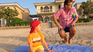 Diana and Roma play on the Beach with Dad | Kids Roma Show