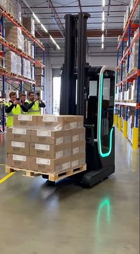 Robot Forklift Mastery in Action