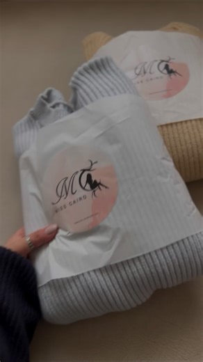 Miss cairo on Instagram‎: "Code : 012 New colors 🚨. Basic round neck sweater ❄️ Real video 📹 @misscairo_ خامه صوف ❄️🧶 الطول : 58-63cm العرض : 54-60 cm قبل المط الوان : احمر - اصفر - اخضر - بيج- رمادى - اسود"‎