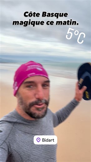 Alain Cayeux on Instagram: "Côte Basque magique ce matin. Marée basse à 9h, coefficient 90. Un véritable tapis de sable s’étire à perte de vue. Devant moi, un dégradé de bleus irréel : turquoise, bleu clair, bleu profond… Le tout baigné par les couleurs douces du lever du soleil. Un moment suspendu, hors du temps. Regardez comme cette côte est belle… waouh. Merci la vie. Il suffisait simplement de se lever ce matin et d’aller marcher sur la plage pour vivre ça."