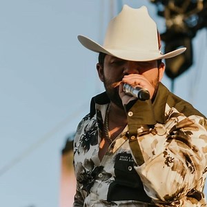 Luis R Conriquez - Siempre Pendientes Lyrics