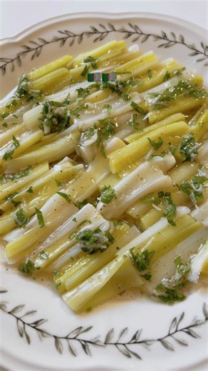 Une délicieuse salade de poireaux croquants ! Commencez par couper et laver soigneusement des poireaux frais, puis cuisez-les légèrement à la vapeur pour préserver leur texture croquante. Pour la vinaigrette, mélangez de l’huile d’olive extra vierge, du jus de citron frais, de l’ail émincé, du poivre noir fraîchement moulu, du sel et du persil ciselé. Cette combinaison simple et savoureuse met en valeur la douceur naturelle des poireaux avec une touche d’acidité et de fraîcheur. Idéale pour une 