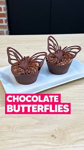 Melt some chocolate and prepare these gorgeous butterflies, perfect to embellish your cakes and desserts 🦋🍫 👉INGREDIENTS Dark chocolate Aluminum or silicone molds 👉METHOD All you need to do is print out the design you prefer, place parchment paper on top, and trace the design with melted chocolate using a piping bag. Let it cool at room temperature in the middle of an open book, and you’ll have perfect chocolate butterflies to decorate any of your desserts! 📌 Once melted, let the chocolate 