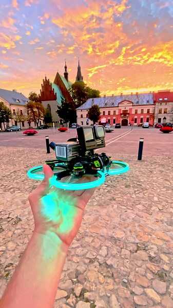 Olkusz, znany jako “Srebrne Miasto”, zachwyca swoją historią i zabytkami. 🌟 Na rynku podziwiaj eleganckie kamieniczki i multimedialną wystawę “Podziemny Olkusz”, która przenosi nas w czasy świetności górnictwa srebra i ołowiu. 🏰 Nie zapomnij odwiedzić zamku Rabsztyn, jednego z “orlich gniazd” Jury Krakowsko-Częstochowskiej. 🌳 Olkusz to także miejsce pełne zieleni, idealne na piesze wędrówki i odkrywanie przyrody. 🌿 #zachód_słońca #fpv #fpvdrone #dronypolska #dronecinematic #dronfpv #gopropol
