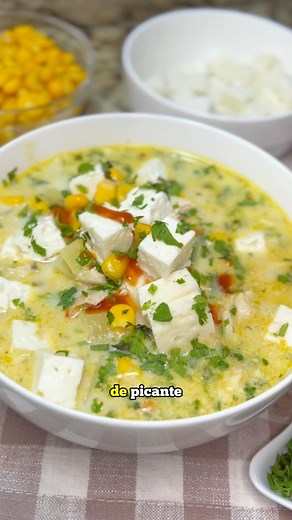 JULIANA | RECETAS MUY A LA JULIANA on Instagram: "Amaba cuando mi mamá nos preparaba este delicioso chupe 🥹💜 Te dejo los ingredientes para que lo hagas esta semana y sorprendas a todos en casa 😍 🍲1cda de aceite de oliva 🍲1 cda de mantequilla 🍲2 cebollas blancas 🍲3 ramas de cebollín completas (vas a utilizar tanto la@parte blanca como la verde) 🍲2 ramas de apio españa 🍲5 dientes de ajo 🍲4 ajíes dulces 🍲2 supremas de pollo y 2 carapachos 🍲1 1/2 de agua 🍲1/2 + 2cds de leche en polvo 🍲