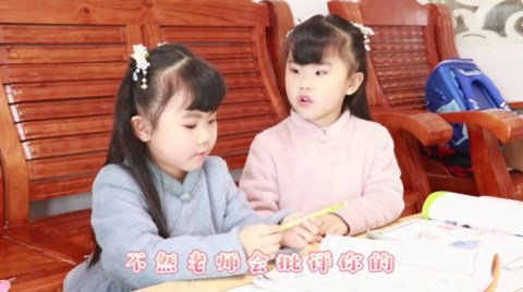 双胞胎姐姐花式宠妹，只剩一瓶酸奶留给妹妹，这对双胞胎太有爱了