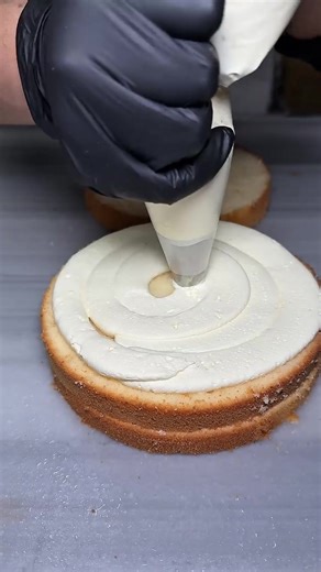 Como fazer um bolo de camadas de morango e amora... #fyyyyyyyyyyyyyyyy #confeitaria #pasta #bolo