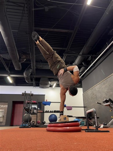 This is NOT a bosu 😭🥀 #Godisgood #handbalance #onearmhandstand #gymtok #balance