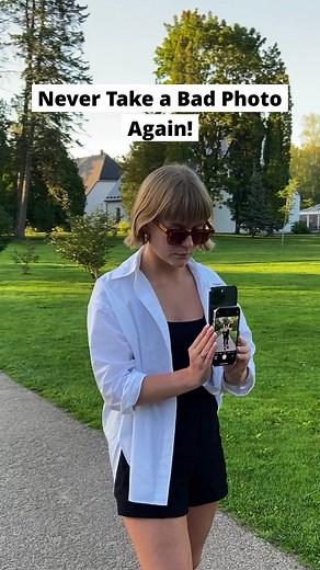 Say goodbye to bad pics forever!😱 The iPhone trick you've been waiting for!🤩 Place your iPhone at the back of your friend's iPhone and always look your best in every photo.💯 Follow us for more iPhone camera tips!🤳🏼 #iphonephotography #iphonecamera #mobilephotography #portrait #portraitphotography #portraittips #iphoneportrait #portraithack #portraittips | iPhone Photography School