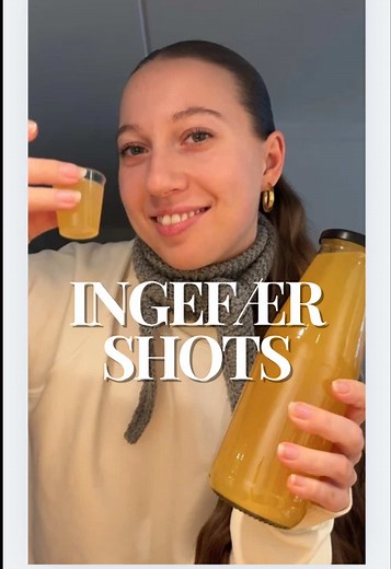 Sådan laver du nemt og hurtigt ingefærshots🍋🫚✨ Opskrift: 200 g ingefær 1 net citroner 1,6 L vand 8 spsk Honning Evt. 2 appelsiner Sådan gør du: Vask ingefær grundigt (jeg skræller det ikke, hvis jeg køber en økologisk variant). Skær det i tynde skiver og tilsæt det til gryden. Lad det koge i 15 minutter. Når ingefær er kogt, tilsættes citronsaft, appelsinsaft og honning. Rør det godt rundt. Si blandingen og kom det i køleskabet. Nyd ingefærshottet koldt. #ingefærshot #ingefærshotoppskrift #ops