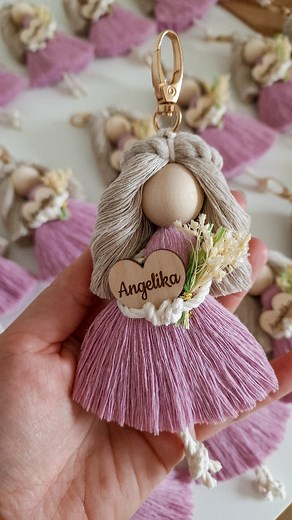 41 reactions | Macrame keychains 勺 #macramekeychain #keychaincustom #makrameekunst #macramedoll #macrameangel #guardianangel #beautifuldecor #geschenkanhänger #aniolstroz #customminifigures | Macrame_at | Facebook