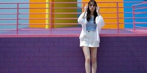 日向坂46佐々木久美、ミニスカ衣装で美脚全開 新曲オフショットが話題 - モデルプレス