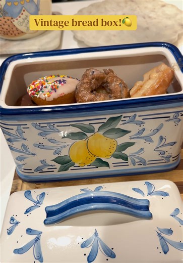 This is my beautiful vintage ceramic bread box!🍋 #vintagestyle #fypppppppppppppp #fyp #fypppppppppppppp #fyp