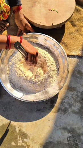 lavanyamallesh on Instagram: "మా అమ్మ చేసిన ఈజీ జొన్న రొట్టెలు 😍 | Healthy Traditional Food #treditonalfood #food #cookingathome #JonnaRotti #AmmaChethiVanta #HealthyTeluguFood #TraditionalFood #MilletFood #TeluguShorts #VillageFood #HealthyLifestyle #DesiFood #IndianMomRecipe #FoodReels #Shorts #TeluguViral"