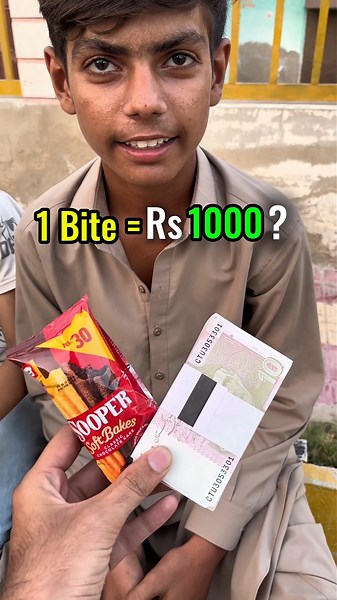 Eat This Cake In 1 Bite And Win 1000 Ruppes 😳🤑. #1bit #challenge #cashchallenge #youtubeshorts
