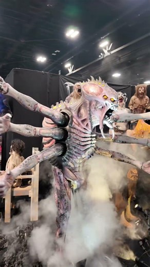 Giant alien attacking and spraying! #animatronics #distortionsunlimited #horror #halloween #haunt