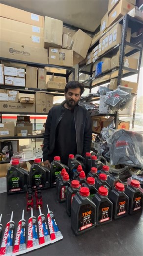 UNDER THE HOOD Spares & Riding Gears on Instagram: "Motul x Royal Enfield – kaunsa oil sahi hai? 🛢️ Is reel mein humne Motul range dikhayi hai – Himalayan / Guerrilla / J-Series / 650 Twins + other bikes ke liye oils & service items. 10W50 ka simple matlab: 10W = thandi start pe flow 50 = garam engine pe protection level 👉 Manual jo grade bolta hai (10W50/15W50/20W50), waisi viscosity hi use karo. Random grade change = risk. SN / SL kya hai? Ye API quality rating hai – SN > SM > SL (zyada mode