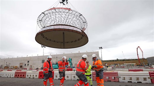 Somerset: Riesenkran „Big Carl“ hebt Kuppel auf neues britisches Atomkraftwerk