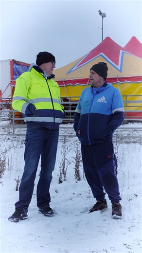 𝗔𝘂𝘀 𝗱𝗲𝗿 𝗥𝗲𝗴𝗶𝗼𝗻, 𝗳ü𝗿 𝗱𝗶𝗲 𝗥𝗲𝗴𝗶𝗼𝗻: Wir freuen uns, dem Familienbetrieb Circus Bossle in diesem Winter ein sicheres Quartier auf unserem Gelände in Meppen zu bieten. Als Familienunternehmen liegt uns regionales Engagement am Herzen, besonders, wenn es darum geht, Betriebe zu unterstützen, die Menschen zusammenbringen und Freude schenken. Zirkusleiter David erzählt Euch, was er zum Winterquartier bei uns sagt. 💬🎪 Das Winterquartier ist unser Beitrag, der über Entsorgung hinau