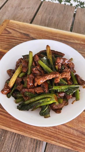 BRENDAN PANG on Instagram: "BLACK PEPPER PORK STIR-FRY 🥢 using @linleyvalleypork Scotch Fillet. It’s easy to whip up and seriously satisfying - the pork stays so juicy and tender, and the punchy black pepper sauce ties it all together! Marinade - 400g @linleyvalleypork Pork Scotch Fillet, cut into strips - 1 tbsp water - 2 tsp cornstarch - 1 tbsp vegetable oil - 1/2 tbsp Shaoxing wine - 1/2 tbsp light soy sauce - 1/2 tbsp oyster sauce To Stir-Fry - Vegetable oil, to cook - 20g julienned ginger 