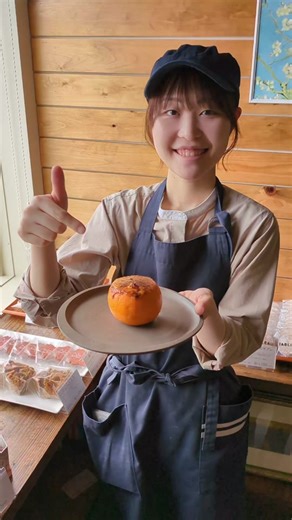 暑い季節にも涼しく食べられる オレンジのクレームブリュレを考えました。 I came up with an orange savarin that will keep you cool even in the hot summer. 6/7金曜日より店頭で販売します。 皆様にレシピをお教えします。 ご家庭でも是非チャレンジしてみてください。 Recipe&Video by @patisserie_le_tableau Patissier @tsuya_momoka 〈レシピ〉 丸ごとオレンジクレームブリュレ ゼラチン 1g 生クリーム35％ 100g 卵黄 25g グラニュー糖 25g オレンジ 1個 1.ゼラチンを水につける。 2.オレンジをカット。 3.ナイフでオレンジの実を切り抜く。 4.オレンジの果汁を生クリームに加える。 5.卵黄にグラニュー糖を加えて混ぜる。 6.沸騰した生クリームを卵黄に加える。 7.沸騰したお湯につけて80℃まで加熱する。 （固まらないようにゴムベラで混ぜ続ける。） 8.加熱が終わったらゼラチンを加える。 9.裏ごす。オレンジの皮の中に注ぐ。 10.冷蔵