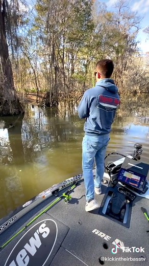 Ole skippy 🔥 #fishing #river #bassfishing #skipping #boat #kickintheirbasstv