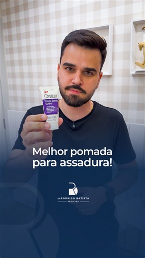 Rodrigo Batista | Pediatra em SINOP on Instagram: "👶 Qual a melhor pomada para assadura do bebê? Quando falamos em prevenção, existe uma pomada excelente — mas o grande problema é o preço, por isso ela não costuma ser usada de forma rotineira. Agora, quando a assadura já está instalada — principalmente aquelas persistentes e que não são causadas por fungos — a Cavilon entra como uma excelente opção de tratamento. 👉 Nem toda assadura é fungo. Às vezes é o cocô mais ácido, excesso de xixi ou a u