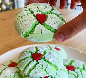 Grinch Christmas Candy Jello Cool Whip Cookies Ingredients: For the Cookies: 1 tub Cool Whip, thawed (8 oz) 1 box green Jell-O (lime, 3 oz) 1 large egg 1 box white cake mix (15.25 oz) 1 cup powdered sugar (for rolling) For Decorating: Red heart sprinkles (Grinch-style!) FuII Recıpe in Fırsτ Coʍmеոτ 👇 Enjoy ❤️👇 | Tasty Recipes