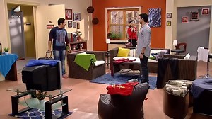 Sumit's parents argue over a dispute which create a hilarious chaos in the house, and Sumit tries to run away from that. Later, Sumit finds a group of girls at the reception, and he tries to talk with them. Sumit's friend also comes in the situation and the matter becomes more hilarious. Watch Now! To catch up on all the fun subscribe to https://www.youtube.com/@SonyPicturesEntertainmentIndia #everybodylovesraymond #sumitsambhallega #sumit #maya #rajneeshwalia #dolly #jasbirwalia #namitdas #mana