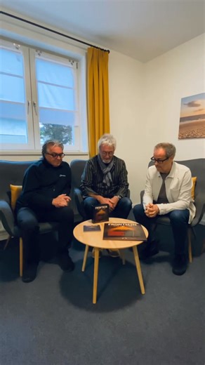 Limited Deluxe Edition / Fanbox Wow… schon fast 10 Jahre ist es her, dass wir eine Fanbox, damals zum Debütalbum „All For One“ rausgebracht haben. Wird also echt mal wieder Zeit, oder? 😄 Zum Jubiläum gibt’s deshalb jetzt unsere neue Fanbox, limitiert auf nur 300 Stück weltweit! Was erwartet euch bei der Limited Deluxe Edition (Fanbox) ? * unsere neue CD – handsigniert * Frontm3n Lanyard Collectors Pass * Frontm3n Patch * Magnet, um die nächsten Konzerttickets an den Kühlschrank zu hängen 😃 * U