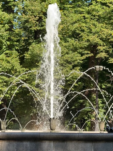 iphone 16 pro Photo & Video Zoom Test (1x, 0.5x, 2x, 5x) The iPhone 16 Pro has three lenses: a 48MP main lens with an f/1.6 aperture, a 48MP ultra-wide-angle lens with f/2.2, and a 12MP periscope telephoto lens with 5x optical zoom. Camera Test https://www.youtube.com/@camera-test https://www.tiktok.com/@all.camera.test https://www.facebook.com/CameraTest.Archive https://www.instagram.com/cameratest.archive/ SUBSCRIBE to my channel to see more useful videos! #iphone16 #cameratest #iphone16pro #c