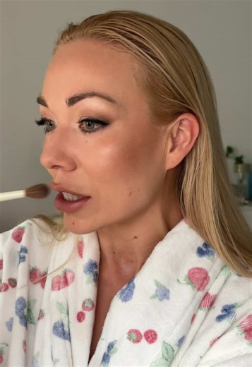 SMASHBOX CALI CONTOUR forever! This is the best all-rounder face palette I have found, great pigment - you can contour, bronze, highlight and blush. Also has a mirror so it’s great for travel. #travelmakeup #bestmakeup #facepalette #calicontour #makeuptrend @Smashbox Cosmetics