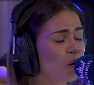 Die kronehit Live Experience 😍 Das ganze Video gibt's hier 👉 https://www.youtube.com/watch?v=FQxb4qYVvsQ&list=PLFSlax_xHiGH-Gi4pTQzjcFrAqlscF6_d&index=2&t=0s Wir lassen dich nicht bis Heilig Abend zappeln 🎁 Dein erstes Weihnachtsgeschenk kommt schon jetzt von kronehit und Mathea: Mathea hat ihren Hit ZWEIMAL gemeinsam mit uns neu eingesungen. 💓 Ganz pur – nur mit Gitarrenbegleitung. ✨ Die kronehit Live Experience 😍 Das ganze Video gibt's hier 👉 https://www.youtube.com/watch?v=FQxb4qYVvsQ&l