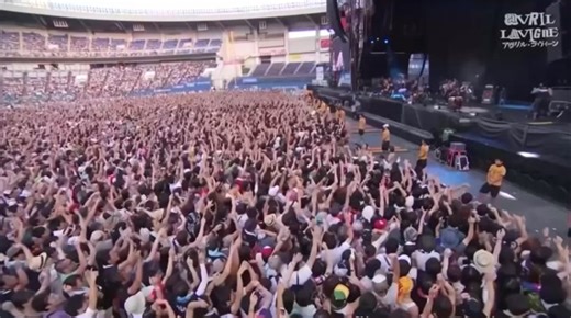 Avril Lavigne performing Girlfriend (Summer Sonic 2014) #avrillavigne | Carlos Amaral