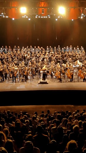 Teatro Colón on Instagram: "EL CORO Y LA ORQUESTA ESTABLES EN PARQUE CENTENARIO 🎼 El sábado por la noche, el público ovacionó al Coro y la Orquesta Estables del Teatro Colón en el concierto lírico gratuito en el Anfiteatro del Parque Centenario. Con la dirección musical de Beatrice Venezi, en la celebración de su centenario, interpretaron paradigmáticos números de óperas de Gioachino Rossini, Giuseppe Verdi, Giacomo Puccini, Pietro Mascagni y Charles Gounod."