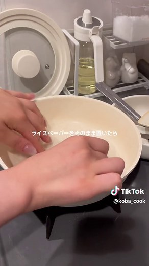 ワンパンで包まないニラ饅頭🥟ライスペーパーを水に戻さないでできるレシピです! ┈┈┈┈┈┈┈┈┈┈┈┈ ✎材料(2個) ・鶏ミンチ 250g ・ニラ 2束 ・ライスペーパー 4枚 ★醤油 大さじ1 ★酒 大さじ1 ★ 鶏ガラ 小さじ1 ★塩 ★片栗粉 大さじ1 ✎作り方 ①ポリ袋に鶏ミンチ、ニラ、★を入れてもみこむ。 ②フライパンに油を敷いてライスペーパーをおく。 ③②の上で、①を真ん中にホイップ。(◎←こんな感じ) ④水にサッと晒したライスペーパーを上に重ねる。 ⑤着火し、1分くらい蒸す。 ⑥焼き目が付いたら、ライスペーパーの端をパタパタ折る。 ⑦両面に焼き目を付けて完成。 ┈┈┈┈┈┈┈┈┈┈┈┈ #夜ごはん#夜ご飯 #晩御飯#晩ご飯#ダイエット#ダイエットレシピ#ニラ饅頭#餃子#低脂質#低脂質レシピ#ワンパン#レシピ#鶏肉#痩せ飯#料理#自炊#簡単レシピ#時短レシピ#鶏ミンチ#ライスペーパー#ライスペーパーレシピ#食べ痩せ#ニラ#ヘルシー#ライスペーパーアレンジ#ズボラ飯#ずぼらレシピ