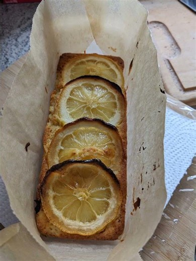 はちみつレモンパウンドケーキを作ってみました。果肉も入るレシピで爽やかさプラス。
