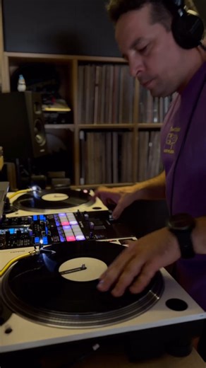 5.1K views · 90 reactions | Dj Def Wave blends Doja Cat’s “Paint the Town Red” with the classic sample “Walk On By” by Dionne Warwick using #Beatsource. ✨ Start your free trial: https://stream.beatsource.com | Beatsource | Facebook