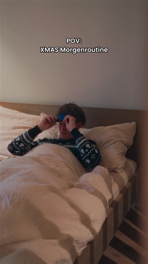 smartphoto.de on Instagram: "Gemütliche Tag vor Weihnachten. ☕️ Natürlich darf man da nicht vergessen, die letzten Törchen aufzumachen und sich auf Weihnachten zu freuen ✨ Langsam starten, nichts vornehmen und den Tag einfach kommen lassen. 🤍 #MySmartphoto #SlowDown #ZuhauseZeit #Adventskalender #Personalisiert"