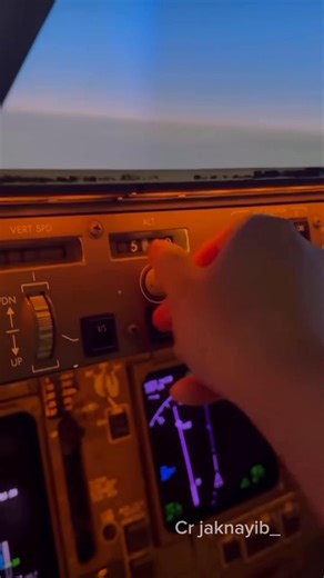 258K views · 11K reactions | “จังหวะแรกของการบิน จากศูนย์ถึงฟ้า” “From Zero to Sky” กัปตันหมี Cr luxplanes #AviationBasics #TakeoffProcedure #FlightTraining #PilotLife #AvGeek #FlyTheSky #CockpitView #CaptainMhee #TakeoffYourLife | Takeoff your Life กัปตันหมี | Facebook