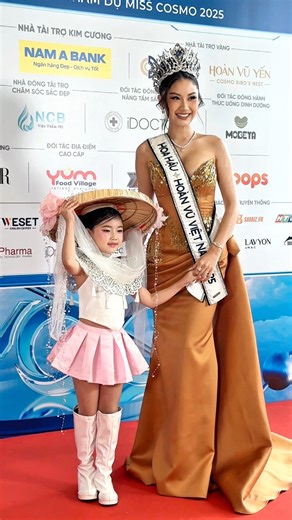 11K views · 188 reactions | Á quân Model “Cosmo Kid’s Star 2025” Lê Ngọc Như Ý trên thảm đỏ Sự Kiện Công Bố Đại Diện Việt Nam Tham Dự Miss Cosmo 2025 của Hoa hậu Nguyễn Hoàng Phương Linh  #CosmoAcademy #hocviendaotaokynangvatuduy #HoaHauHoanVuVietNam #MissCosmoVietnam | Cosmo Academy | Facebook