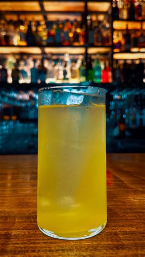 ✨ ZION — Ispirato alla città simbolo della Resistenza in Matrix, questo cocktail nasce per raccontare un’esperienza sensoriale decisa e contemporanea. Esotico, dolce e leggermente spicy, ZION combina equilibrio e carattere. • Cordiale artigianale con arancia, passion fruit, vaniglia e Tabasco • Vodka 42Be Low • Prosecco • Soda water Servito in bicchiere Collins, interpreta perfettamente la filosofia della nostra drink list… innovazione, identità e un omaggio elegante all’immaginario di Matrix. D