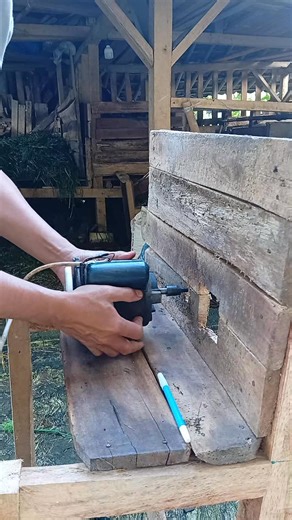 Make a hole for the water pump dynamo mount as a simple chopper engine driver for chopping grass for sheep feed. Membuat lubang untuk dudukan dinamo pompa air sebagai penggerak mesin choper sederhana untuk mencacah rumput pakan domba. 👍👍😃 #peternakdombaindonesia | Andriyana As-Syakurie