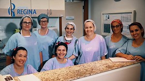 Eu cuido, acolho e protejo. Estou presente quando eles dormem e também quando acordam. Ensino, apresento soluções. Conforto, encorajo e batalho...até vencer!!! EU SOU ENFERMAGEM. Para comemorar a Semana da Enfermagem o Hospital Regina preparou um vídeo em homenagem aos nossos Enfermeiros e Técnicos de Enfermagem. O vídeo foi divulgado a todos os nossos colaboradores em um evento preparado para parabenizar e agradecer esses profissionais. | Hospital Regina