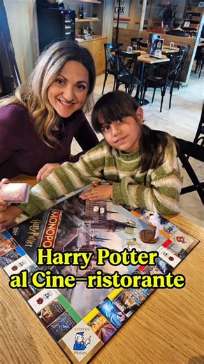 Harry Potter Lunch Event GrifoPizza limited edition nell'unico CINERISTORANTE d'Italia🧙‍♂️🍕✨ Questa volta giochiamo in casa della magia: Ciak – CineRistorante, l’unico ristorante pizzeria in Italia con sala cinema interna. Sabato 22 novembre a pranzo vi aspetta un evento a tema Hogwarts a Castelnuovo di Porto, con Grifo Pizza in edizione limitata ispirata al Grifondoro, disponibile solo durante l’evento. Menu alla carta: ordinate solo quello che volete. Regalino finale per tutti e Super Slime 