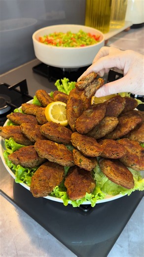 Yeşil Mercimek Köftesi 🌷❤️Tarif ekli👇 Bol proteinli enfes et lezzetinde bir köfte oluyor🥰 1.5 su bardağı yeşil mercimek 1 adet soğan 1 adet patates 2 adet havuç 1 tatlı kaşığı tuz 4 su bardağı su İç malzmeleri 1 .5 su bardağı galete unu 1 adet yumurta Yarım demet kadar maydonoz Karabiber,kırmızı biber,pulbiber,kimyon kullandım. Hazırlık Mercimek ve sebzeleri orta ateşte haşlayalım. İyice suyunu çekene kadar hepsini pişirelim. Ezecek yardımıyla ezelim. Soğusun iç malzmelerini ilave ederek yuğu