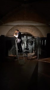 From subtle fissures and precise lines to a heavily cracked, abstract surface, my collection of six portraits for last year’s exhibtion “The Doors of Perception” at @museo_civico_sansepolcro_ showcases various representations of Aldous Huxley, capturing his psychedelic experiences of sensual impressions in the 1950s. Within the exhibition, the visitors eye was guided through a labrinth of glass towards a portrait of Piero della Francesca, where the historic figure and Aldous Huxley’s paths cross