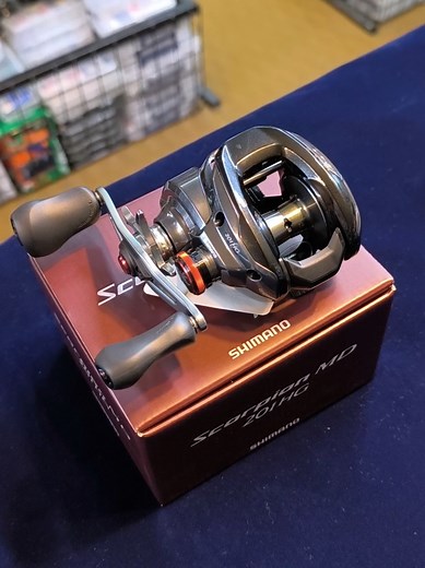 Scorpion MD 201XG ▪️Weight: 210g ▪️Gear Ratio: 7.2:1 ▪️Max Drag: 5.5kg ▪️Line Retrieve/Crank: 77cm ▪️Ball/Roller Bearings: 7/1 ▪️Line Capacity(lb-m): 12-165,14-145,16-120,20-100 ✅Micromodule Gear technology ✅X-Ship ✅SVS Infinity ✅Cross Carbon Drag ✅Useable in Saltwater #captfred #captfredfishing #bruneifishing #reel #reelfishing