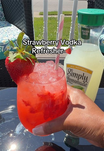 Strawberry Vodka Refresher 🍓🍓🍓🍓🍋🍋🍋….soooooo gooooood let me know if you try it 😊👌 #drinks #fyppppppppppppppppppppppp #strawberrrydrink #drinksathome